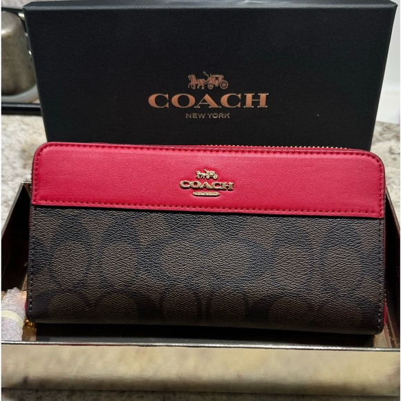 Coach Handbags - ***VALENTINE’S DAY GIFT SPECIAL*** NWT Coach Wallet